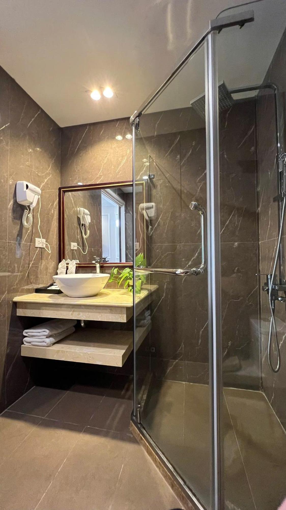 Rubyqueen Halong Hotel Hạ Long-öböl Kültér fotó